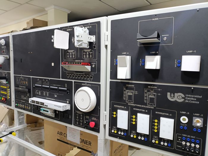 Panel de redes y domótica con equipos MikroTik, interruptores inteligentes y control de iluminación, fabricado por SYSTRONIC para la Universidad Católica de Cuenca