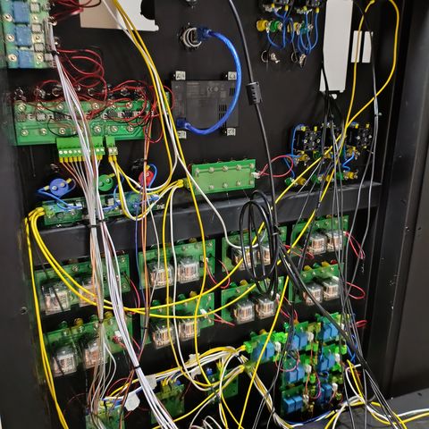 Detalle de cableado y conexionado interno en tablero de control industrial SYSTRONIC, con relés, borneras y componentes de control