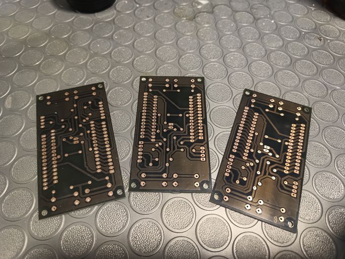Placas de circuito impreso (PCB) sin componentes, fabricadas por SYSTRONIC durante el proceso de producción