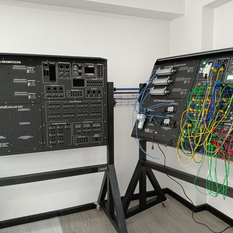 Bancos didácticos de neumática y PLC completamente cableados, listos para prácticas de automatización industrial