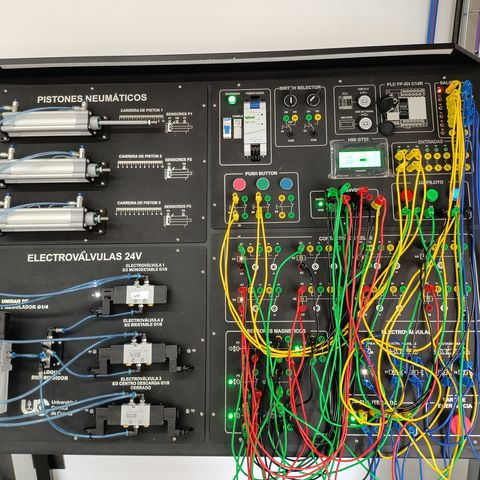 Banco de automatización SYSTRONIC con pistones neumáticos, electroválvulas y PLC