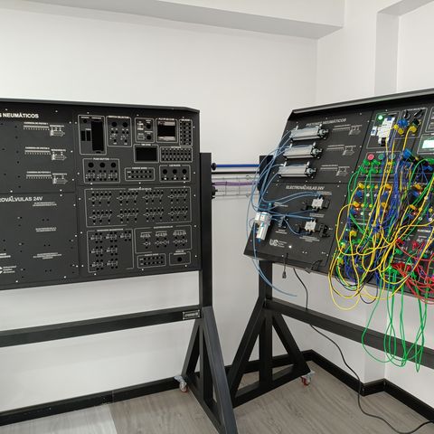 Banco didáctico SYSTRONIC de alarmas y domótica, Universidad Católica de Cuenca